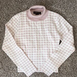 Chic Pink Houndstooth Turtleneck Sweater